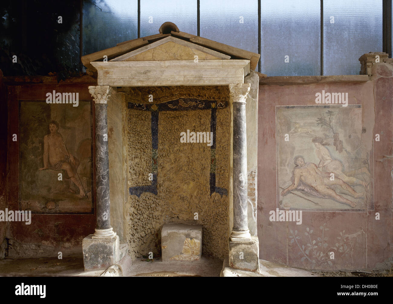 L'Italie. Pompéi. La maison de Loreius Tiburtinus. Aedicula avec fresques décoratives et Narcisse Pyramus et Thisbe. Banque D'Images
