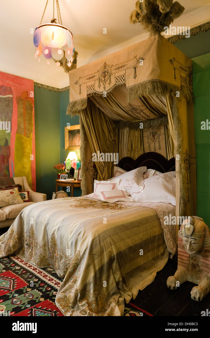 Murs chambre doublée en feutre vert tissu avec des toiles faites de vieux textiles brodés Ottoman d'Istanbul Banque D'Images