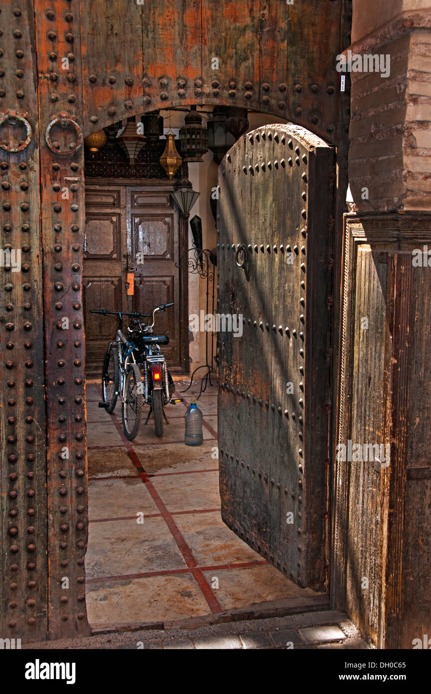 Maroc Marrakech Medina vieille ville cour porte serrure de porte vélo Banque D'Images