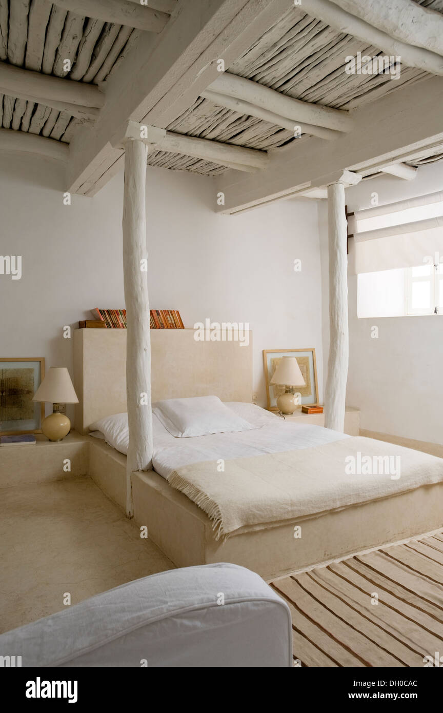 Chambre à coucher marocain blanchis avec poutres au plafond et le soutien piliers Banque D'Images