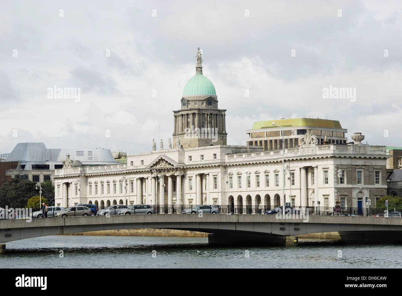 Vieux bâtiment victorien, l'Ancienne Douane, sur la rivière Liffey, dans le quartier financier de Dublin, - nombre d'Irlande, Europe Banque D'Images