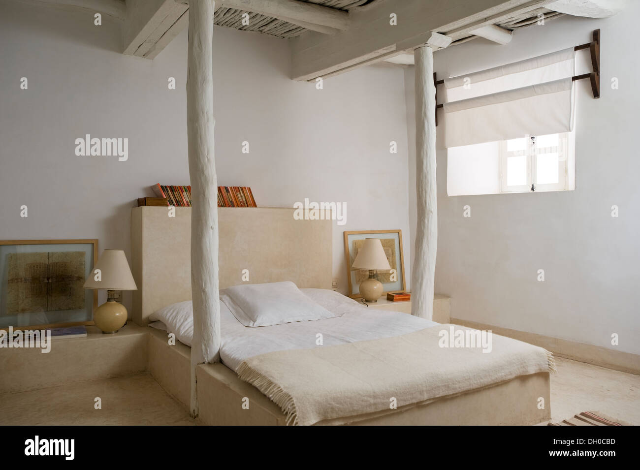 Chambre à coucher marocain blanchis avec poutres au plafond et le soutien piliers Banque D'Images