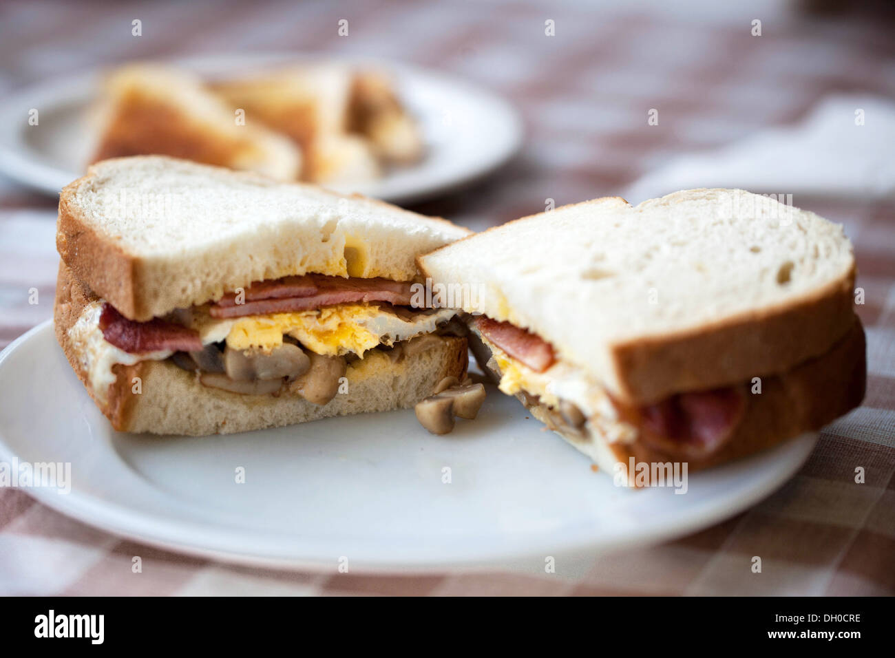 Bacon, oeufs et champignons sandwich, cuisine britannique. Banque D'Images