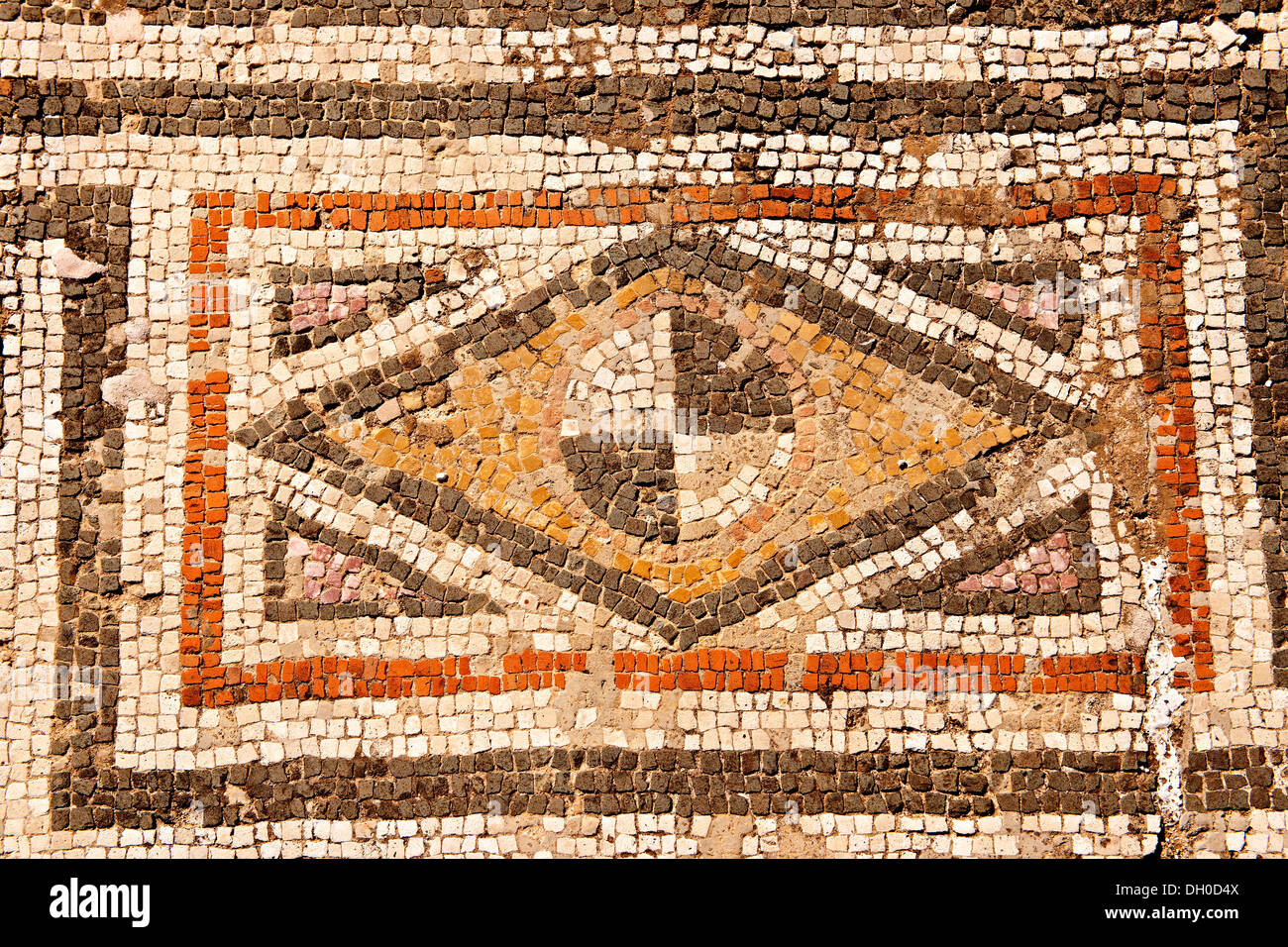 4e 100. Sol de mosaïques géométriques annonce la fin de la période romaine synagogue juive de Sardes site archéologique, Turquie Banque D'Images