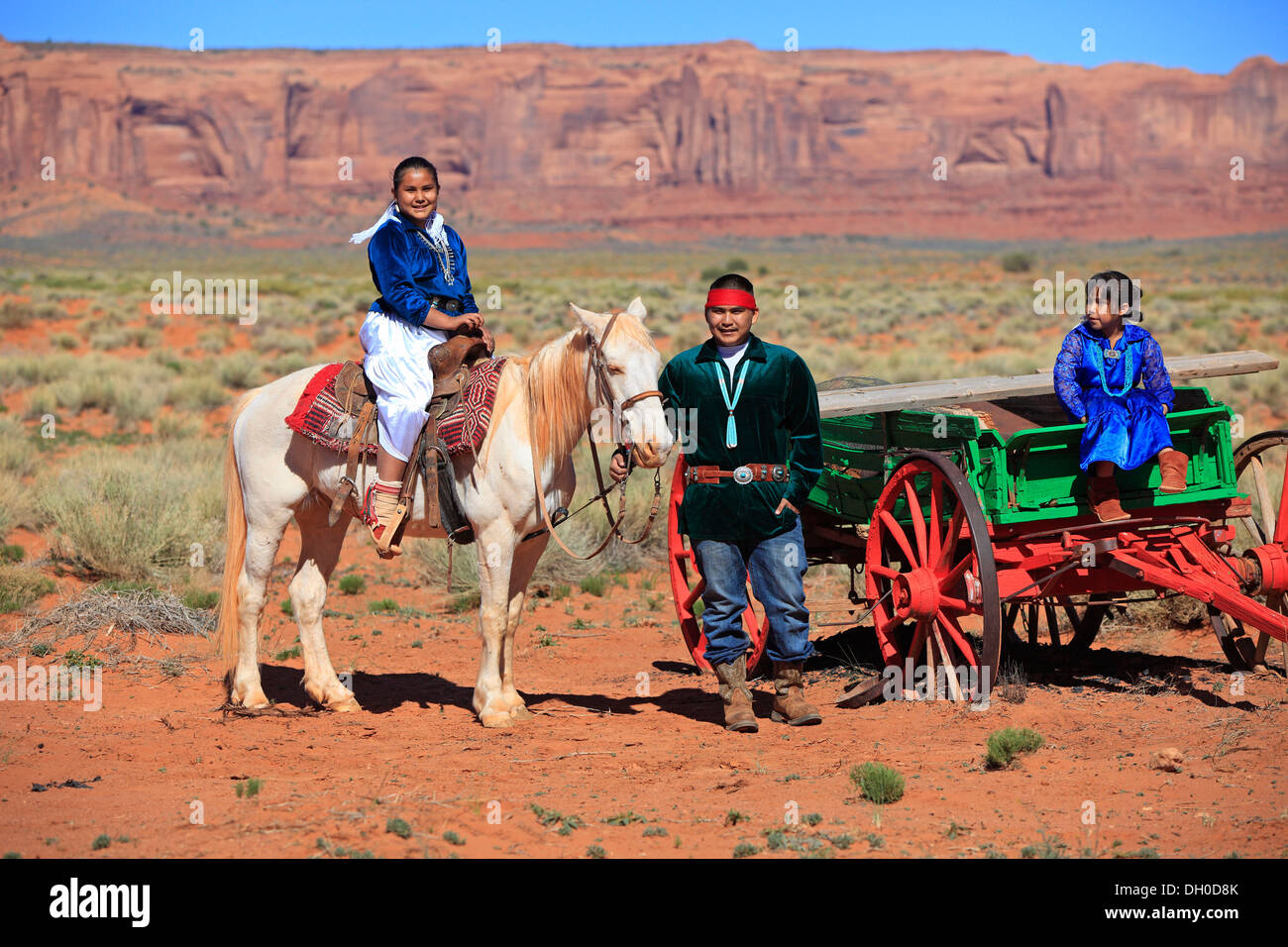 Famille d'Indiens Navajo avec un cheval et un chariot, Monument Valley, Utah, United States Banque D'Images