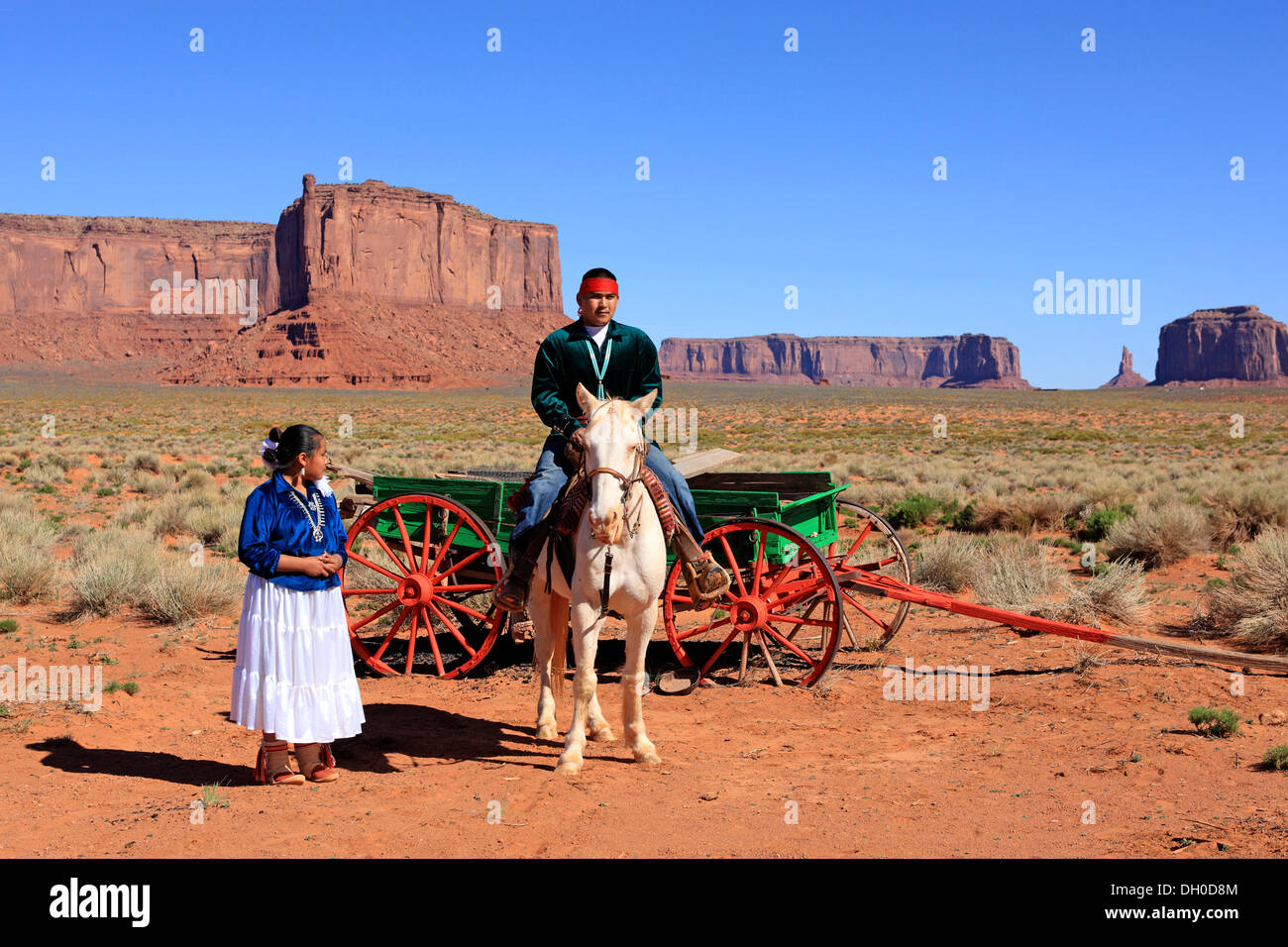 Les Indiens Navajo, l'homme et la femme avec un cheval à l'avant d'un chariot, Monument Valley, Utah, United States Banque D'Images