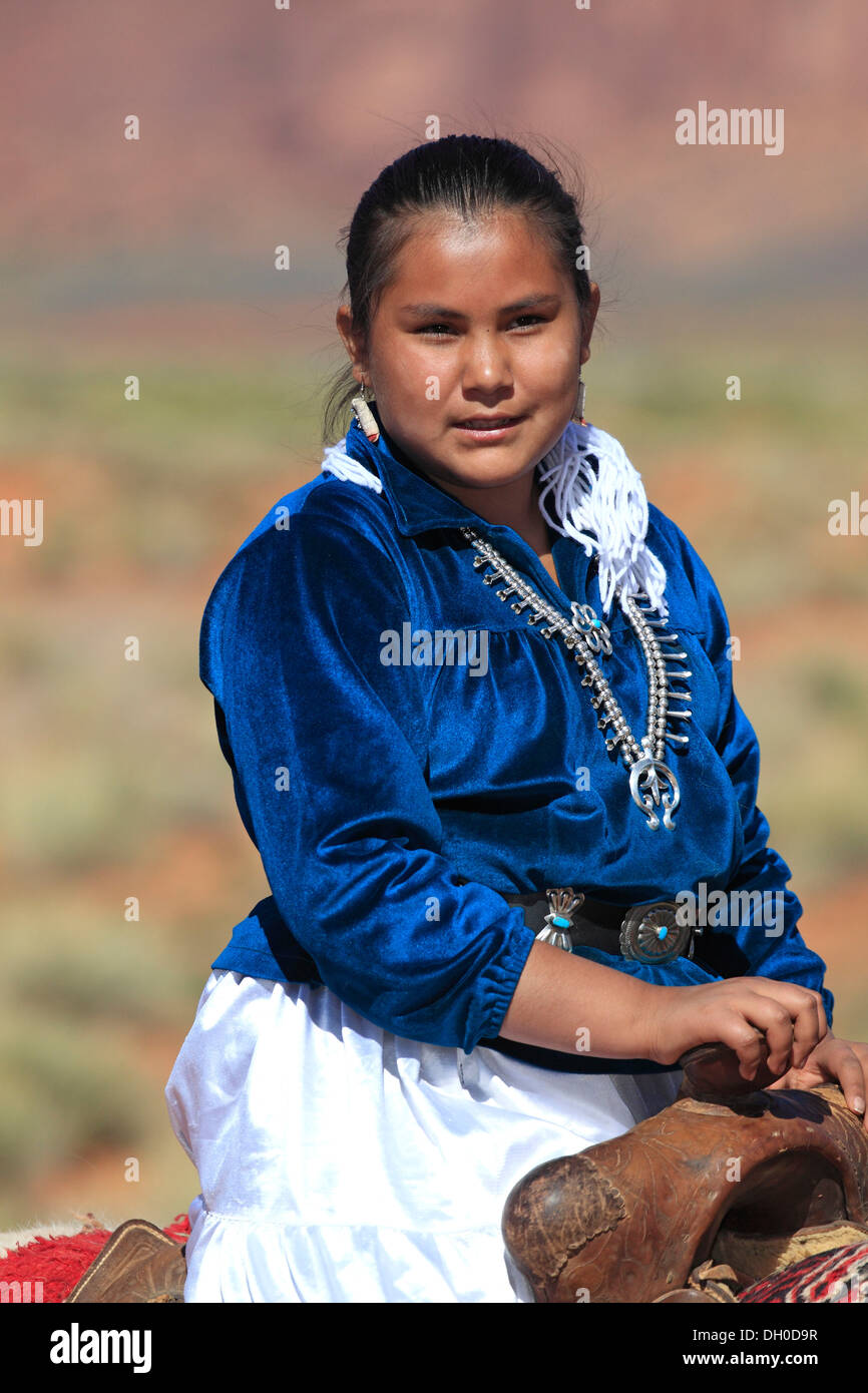 Les Indiens Navajo woman riding a horse, Monument Valley, Utah, United States Banque D'Images