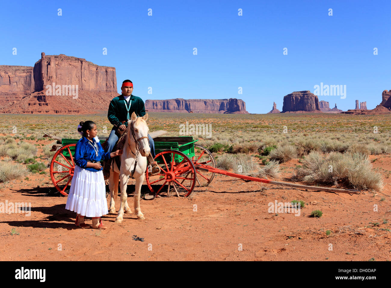 Les Indiens Navajo, l'homme et la femme avec un cheval à l'avant d'un chariot, Monument Valley, Utah, United States Banque D'Images