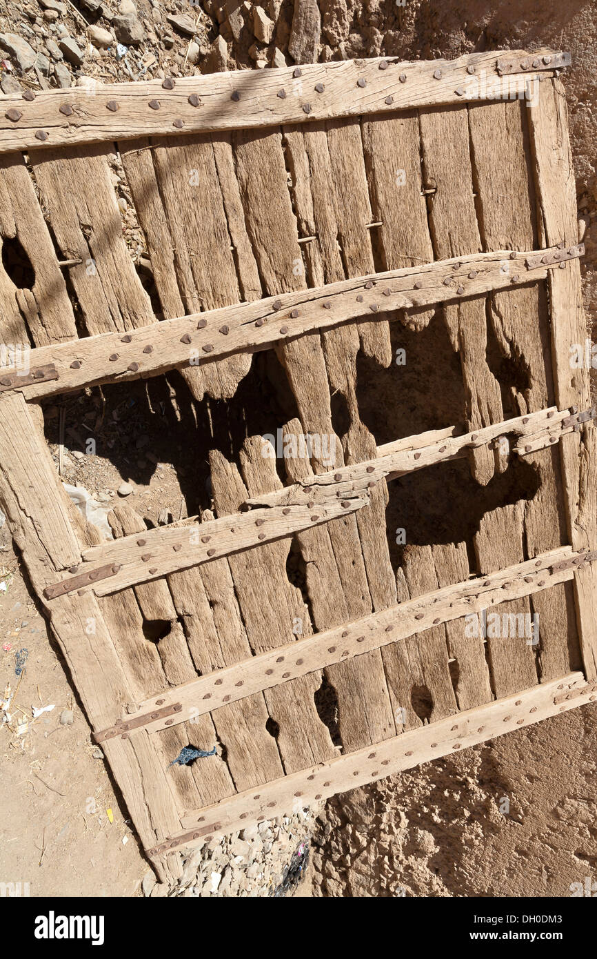 Les vestiges d'une antique porte de bois unique au Maroc Banque D'Images