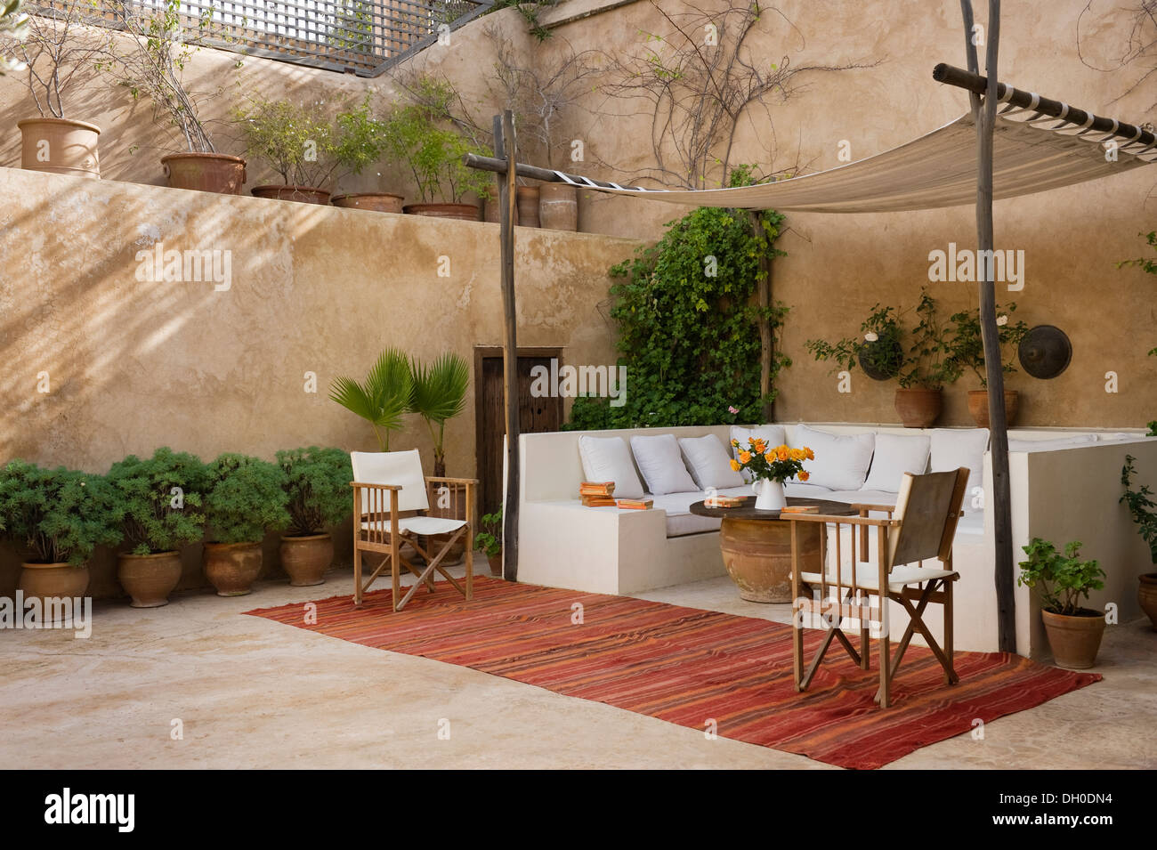 Jardin de la cour interne marocain avec coin salon couvert Photo Stock -  Alamy