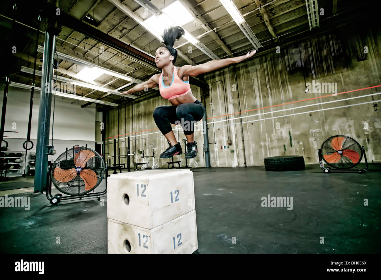 Mixed Race woman exercising in gym Banque D'Images