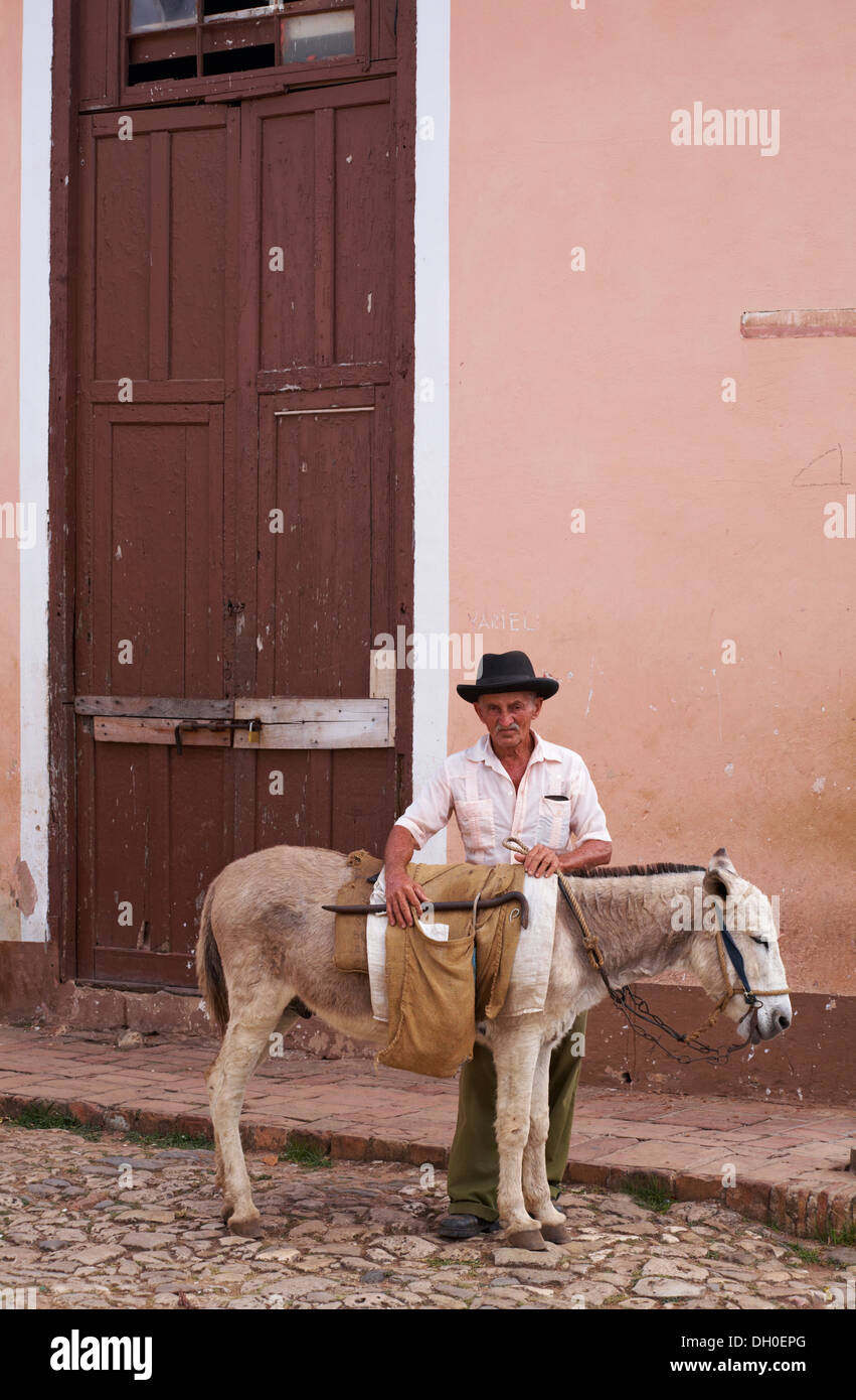 La vie quotidienne à Cuba - homme cubain avec âne - transport à Trinité à Trinidad, Cuba, Antilles, Caraïbes, Amérique Centrale Banque D'Images