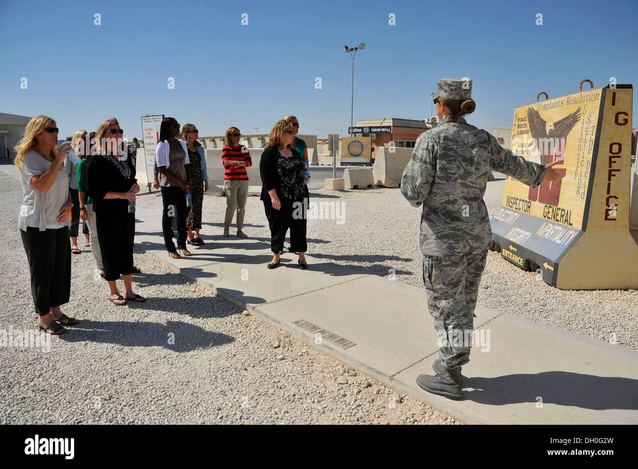Le lieutenant-colonel Sirena Morris effectue une visite à pied des installations de la memorial plaza aux conjoints des militaires lors d'un parrainage commande Banque D'Images