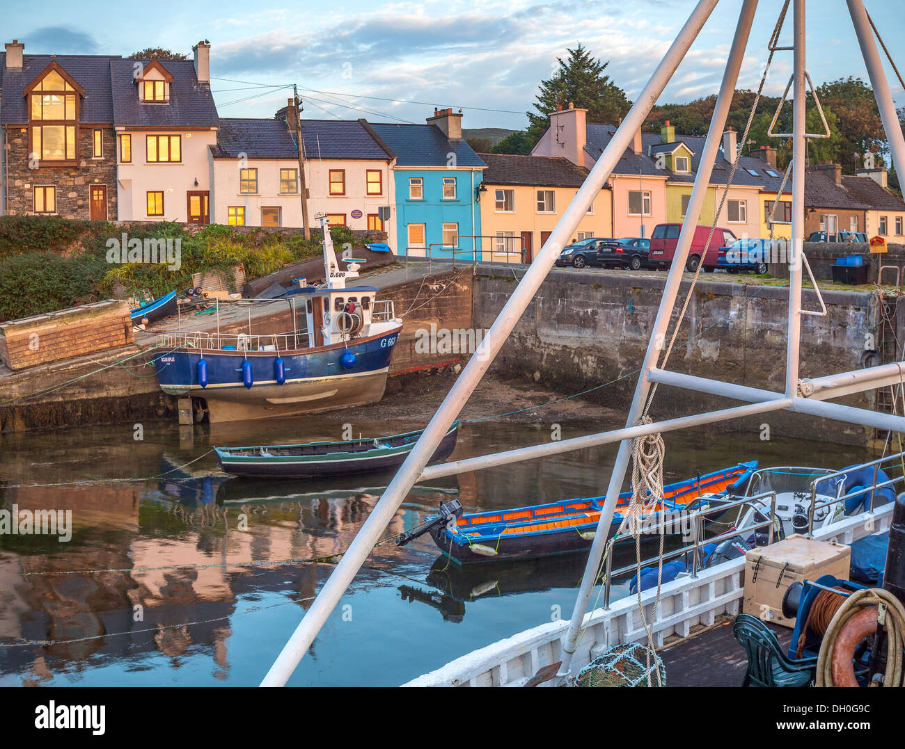 Le comté de Galway, Irlande : la lumière du matin sur les bateaux du port et village de magasins du village de Connemara Connemara Banque D'Images