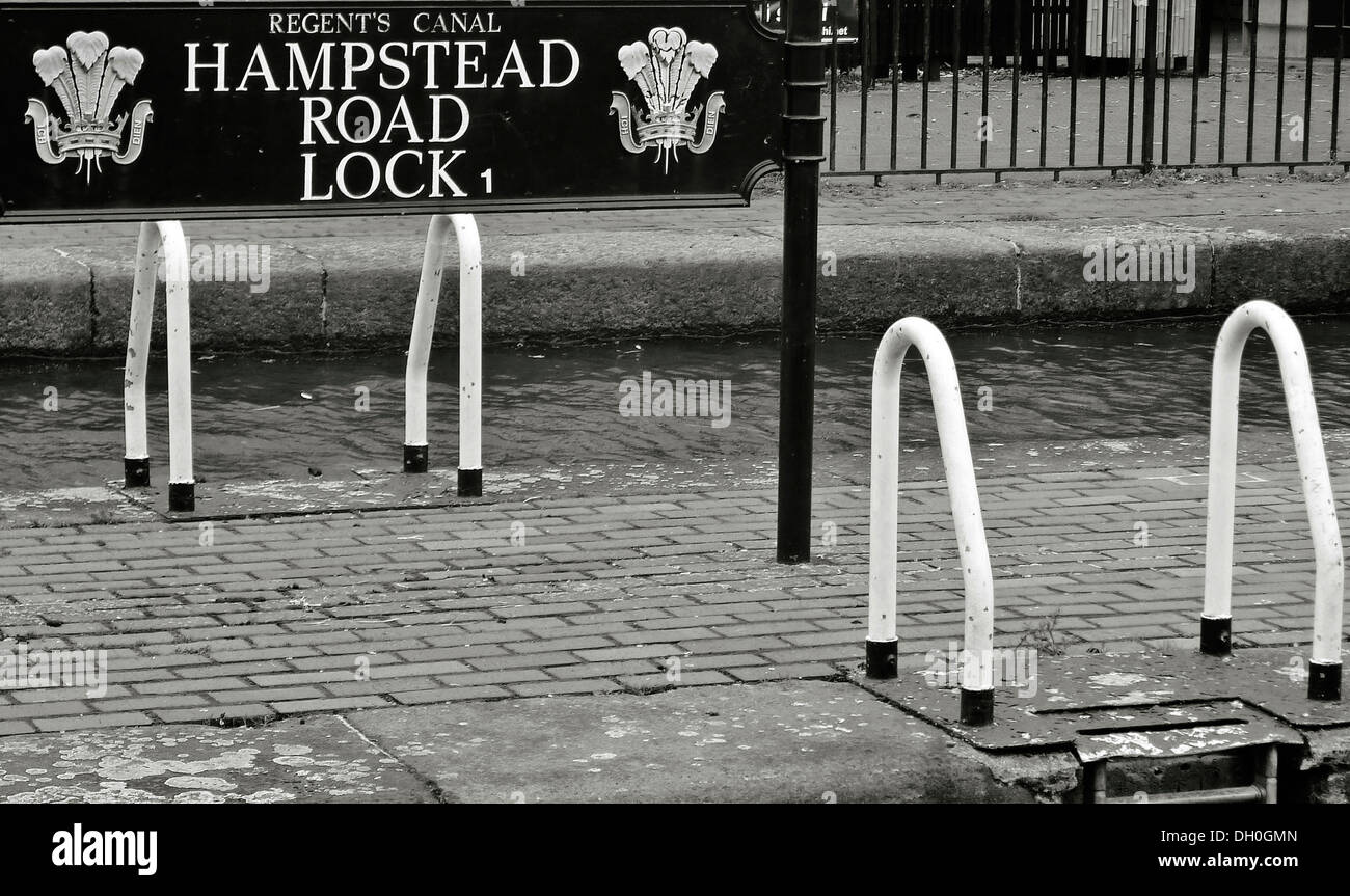 Hampstead Road lock ! Regents Canal signe et de tops à l'écluse Banque D'Images