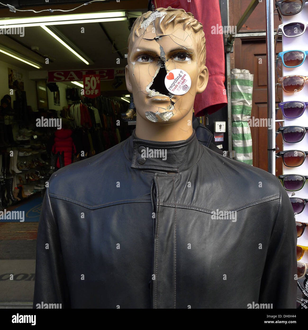 Mannequin homme blond visage endommagé avec 'Amour' recyclage autocollant  sur veste en cuir face à l'extérieur de l'atelier Photo Stock - Alamy