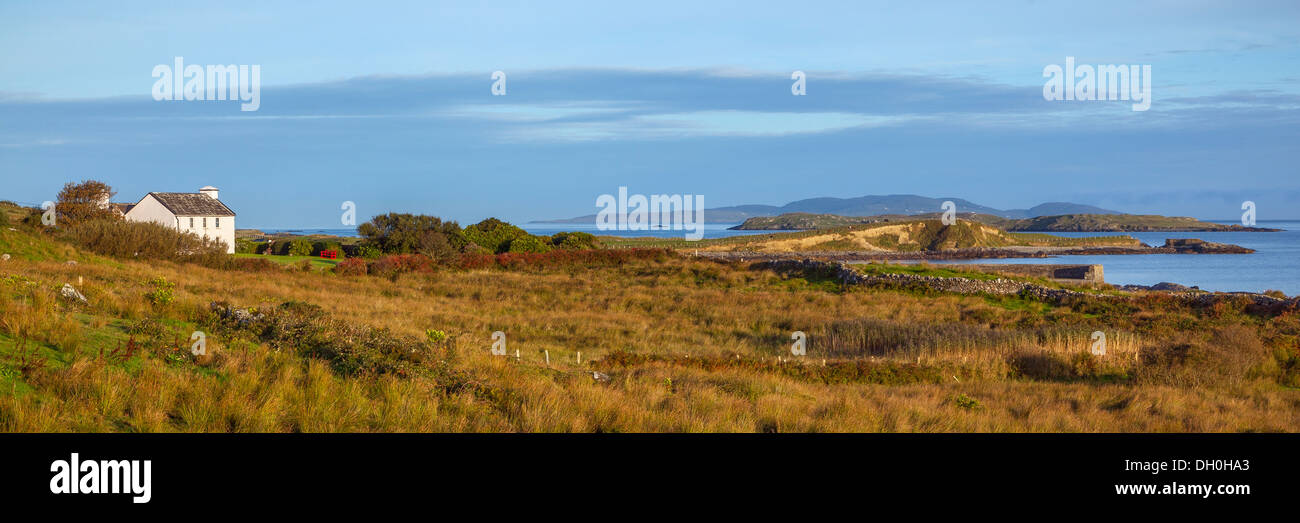 Le comté de Galway, Irlande : soleil du matin sur les caps de Letterfrack Point dans la région du Connemara Inishbofin Island avec Banque D'Images