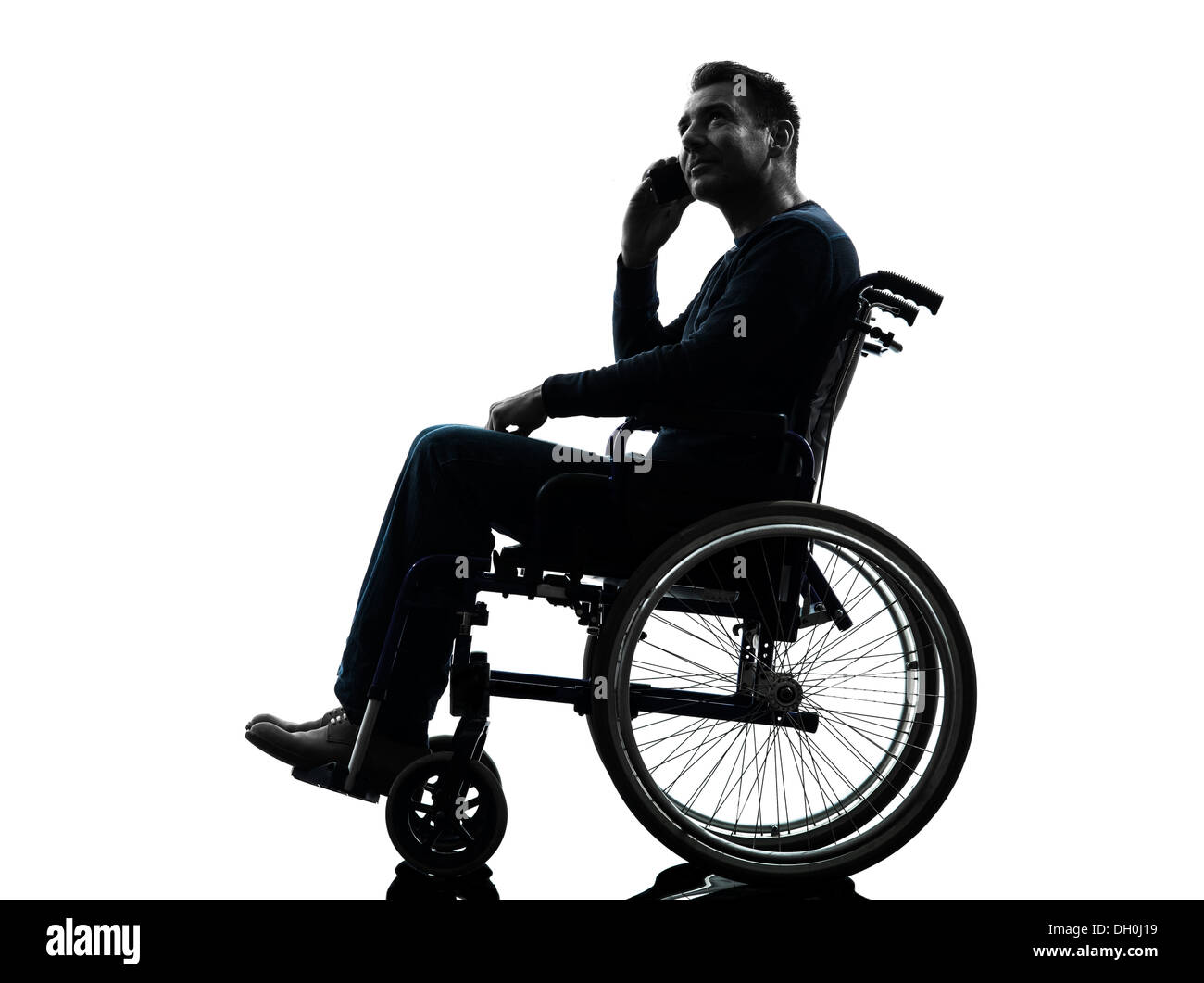 Un homme handicapé au téléphone en silhouette studio sur fond blanc Banque D'Images