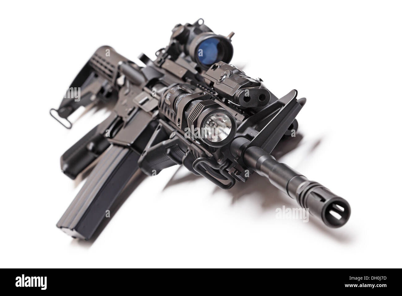 AR-15 (M4A1 Carbine tactiques) avec vue sniper, lampe, AFG grip et PEQ (pointeur/cible/illuminateur visant) Banque D'Images