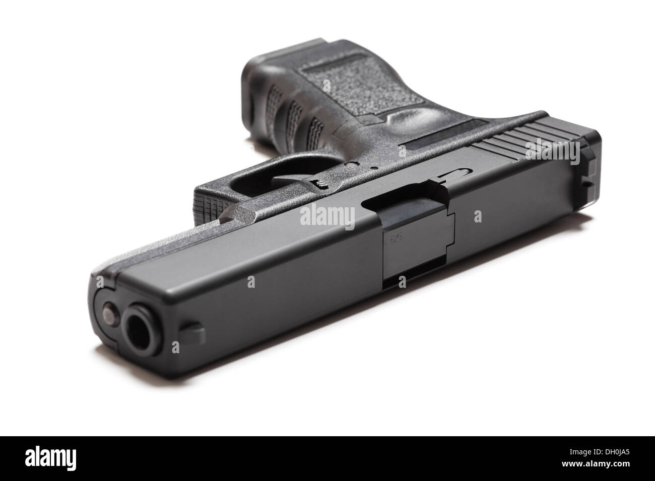 9mm pistolet semi-automatique sur fond blanc Banque D'Images