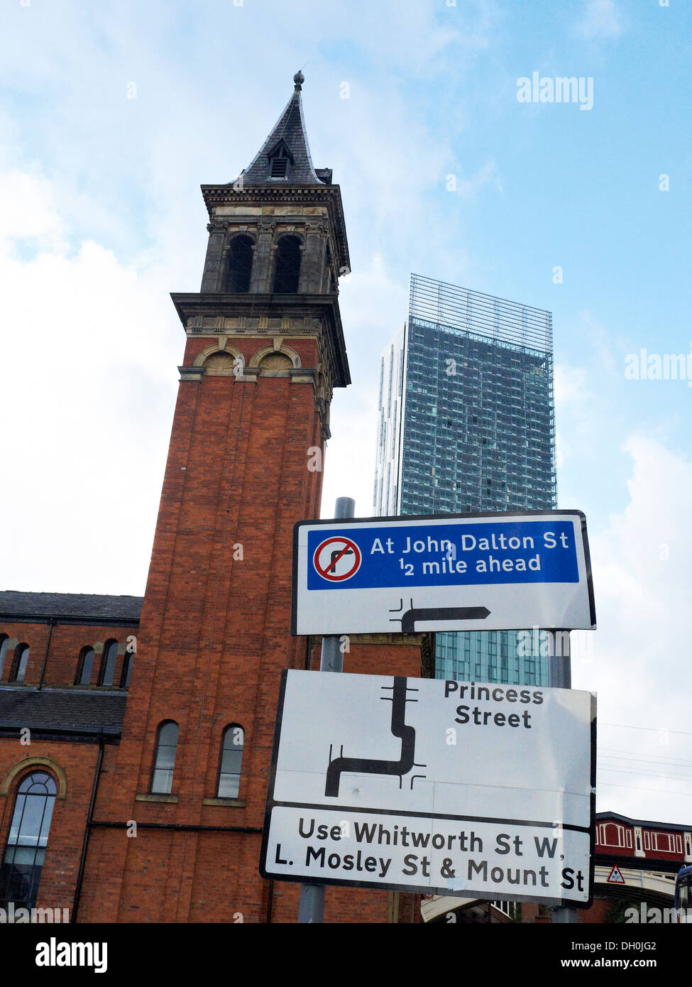 Beetham tower avec St George's Church et confus road sign in Manchester UK Banque D'Images