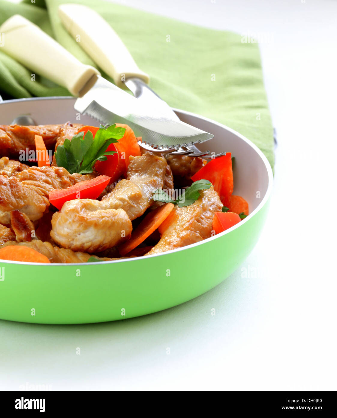 Fried Chicken (Turquie) les filets avec des légumes dans une casserole Banque D'Images