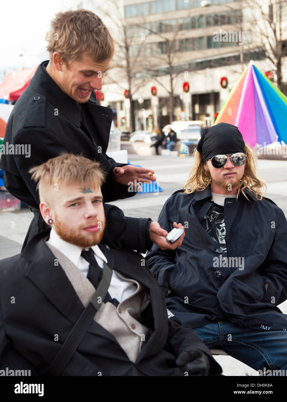 Les jeunes hommes du Mouvement Occupy à Washington DC, photo prise le 20 décembre 2011à Freedom Plaza, à Washington DC. Banque D'Images