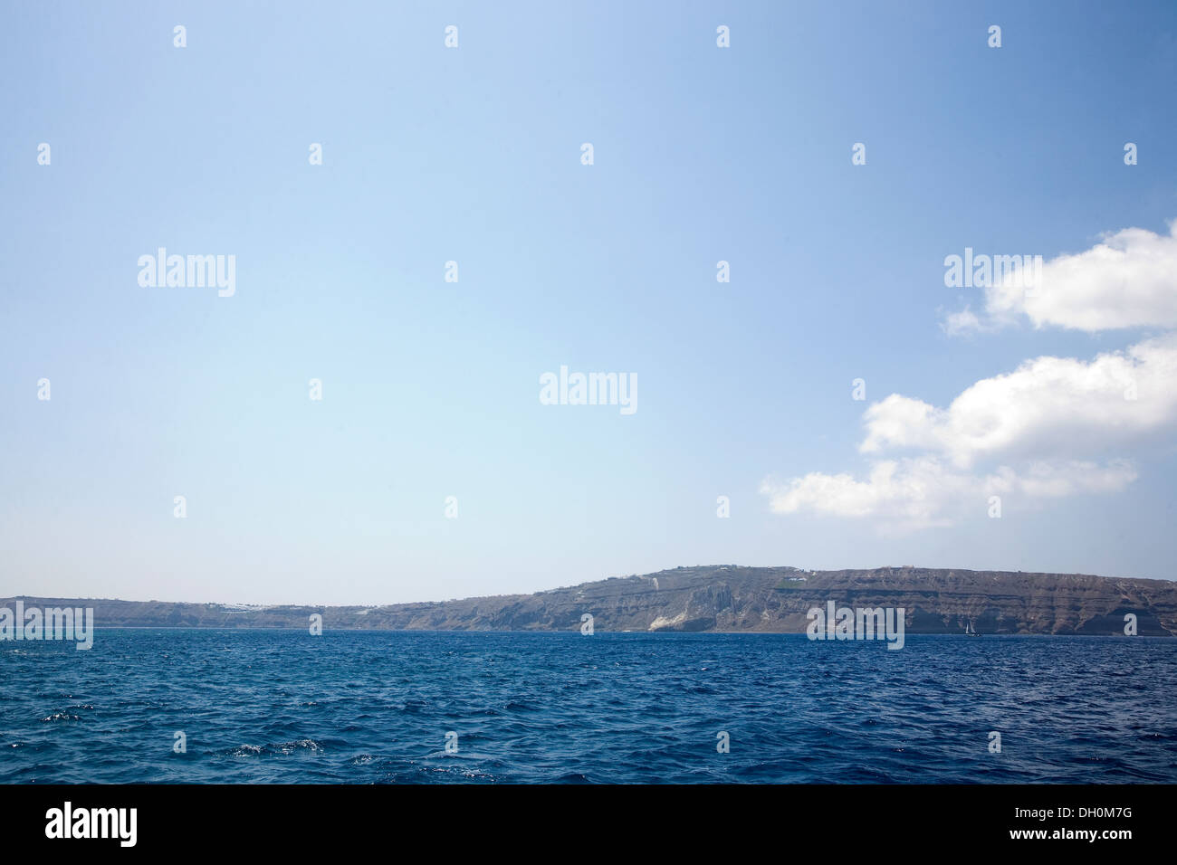 Vue sur la caldeira de Santorin, le sud à la Grèce le 5 juillet 2013. Banque D'Images