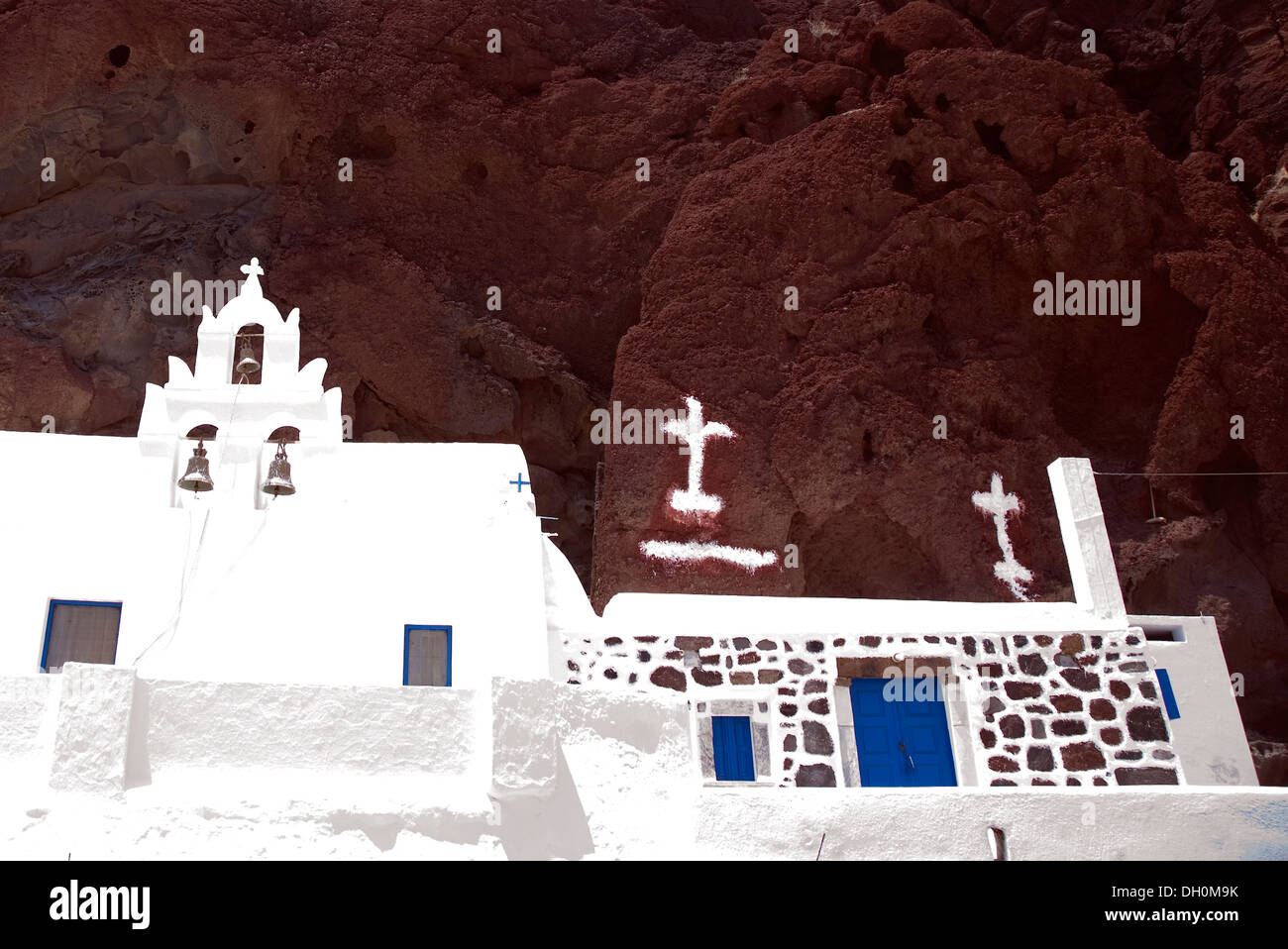 Une église à la plage rouge près d'Akrotiri à Santorin, Grèce le 7 juillet 2013. Banque D'Images