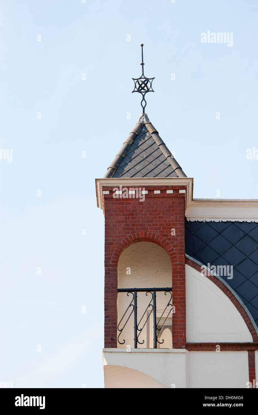 Angle de toiture haut de la niche avec ornements décoratifs et carreaux bleus à Bodegraven, aux Pays-Bas le 6 septembre 2010 Banque D'Images