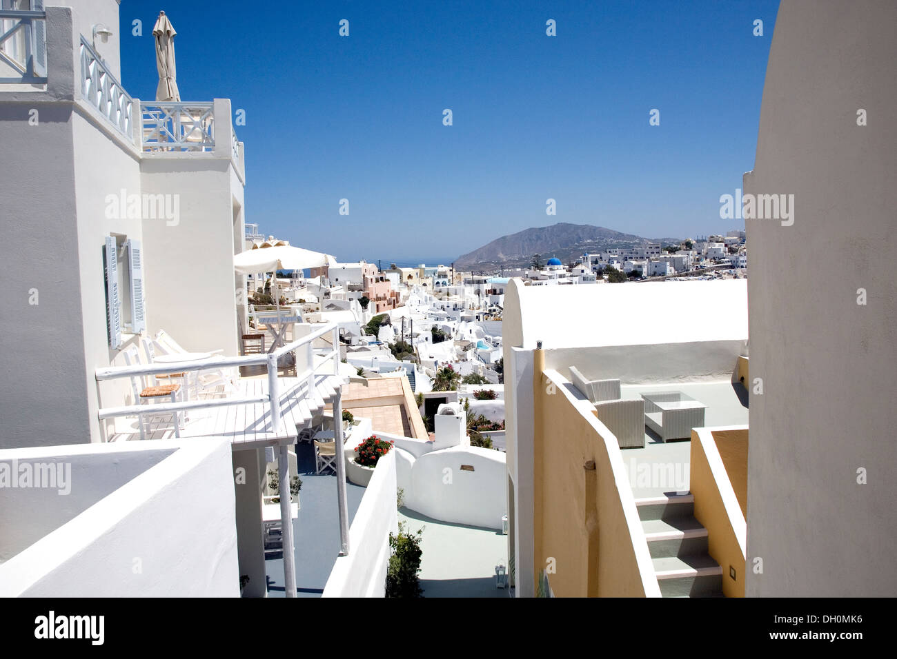 Vue de Santorin, Grèce en direction nord depuis hôtel Ira le 3 juillet 2013. Banque D'Images