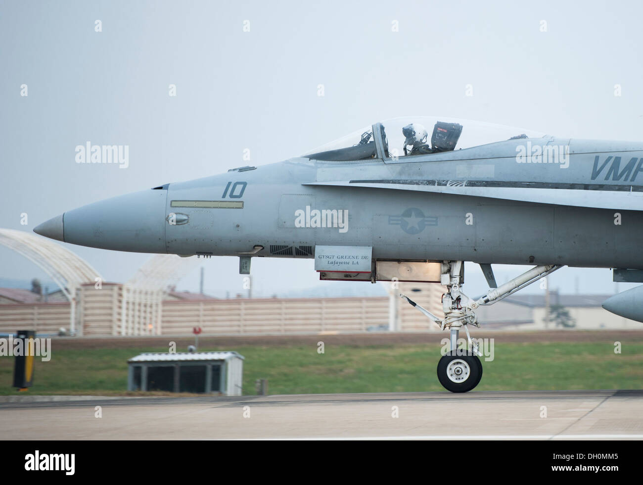 Un marin américain F-18 Hornet, d'Iwakuni Marine Corps Air Station, Japon, prend son envol au cours de Max Thunder 13-2 à Kunsan Air Base, République de Corée, le 28 octobre 2013. Les aviateurs de l'US Air Force, US Air Force les aviateurs, les Marines des États-Unis et République de Corée air forces ki Banque D'Images