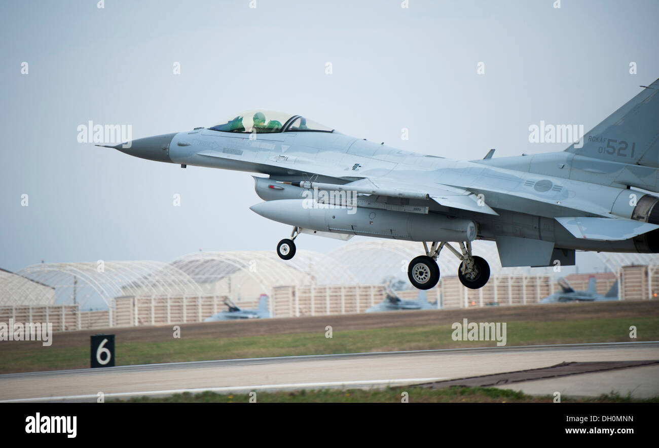 Une République de Corée Airman F-16 Fighting Falcon décolle pendant Max Thunder 13-2 à Kunsan Air Base, République de Corée, le 28 octobre 2013. Les aviateurs de l'US Air Force, les aviateurs de l'US Air Force, les Marines américains et la République de Corée a lancé les forces de l'air Max Thunder 13-2 Banque D'Images