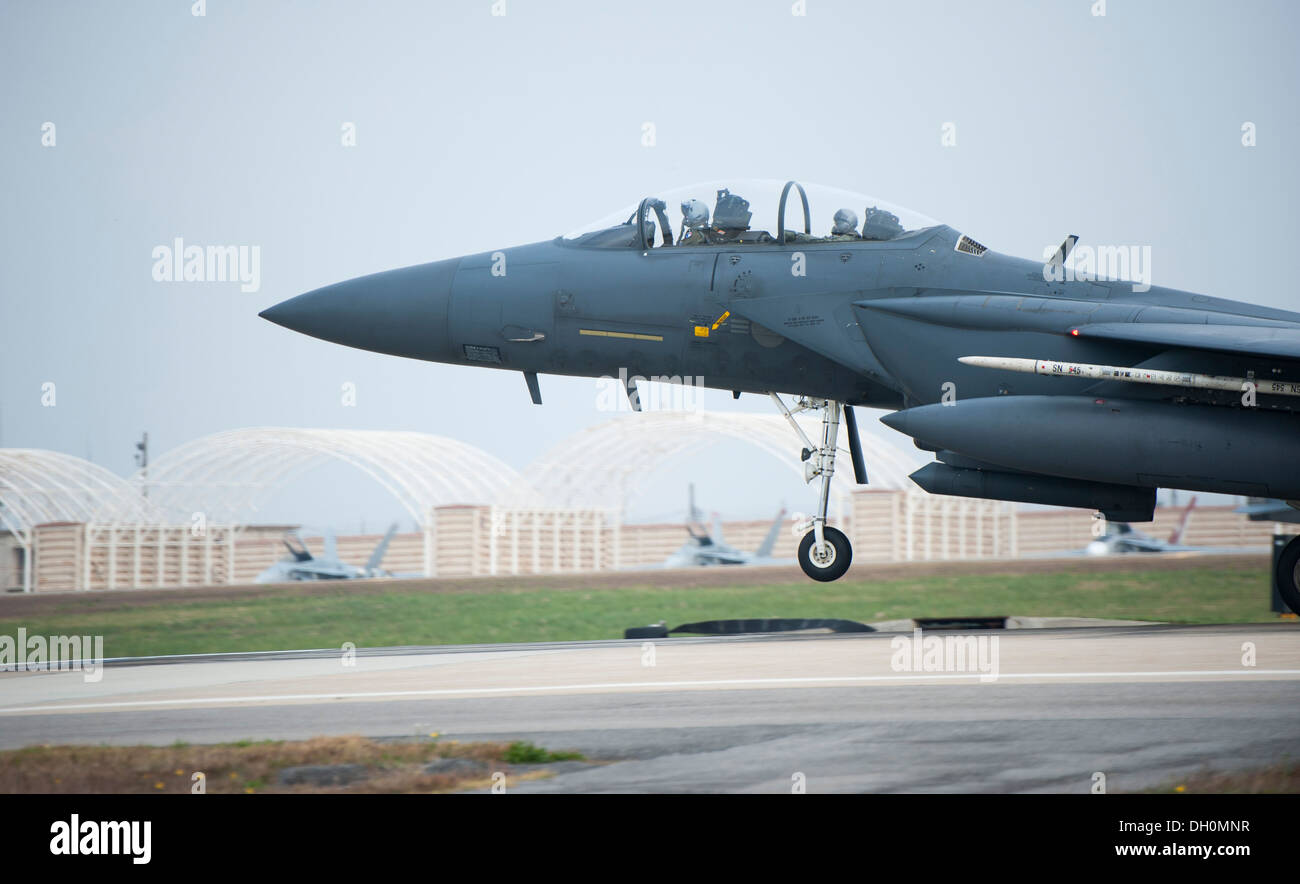 Une République de Corée F-15 Strike Eagle décolle pendant Max Thunder 13-2 à Kunsan Air Base, République de Corée, le 28 octobre 2013. Les aviateurs de l'US Air Force, les aviateurs de l'US Air Force, les Marines américains et la République de Corée a lancé les forces de l'air Max Thunder 13-2 au cours de th Banque D'Images