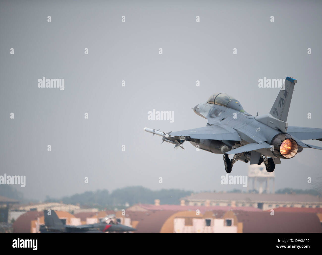 F-16 Fighting Falcon décolle pendant Max Thunder 13-2 à Kunsan Air Base, République de Corée, le 28 octobre 2013. U.S. Air Force Air Banque D'Images