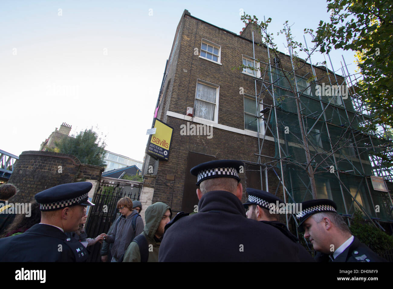 Southwark, UK. 28 Oct, 2013. Après le conseil de Southwark a vendu deux ancien conseil des maisons dans la rue Park aujourd'hui, les squatters se sont déplacés afin d'occuper les propriétés. Les lieux de Police Crédit : Chris Batson/Alamy Live News Banque D'Images