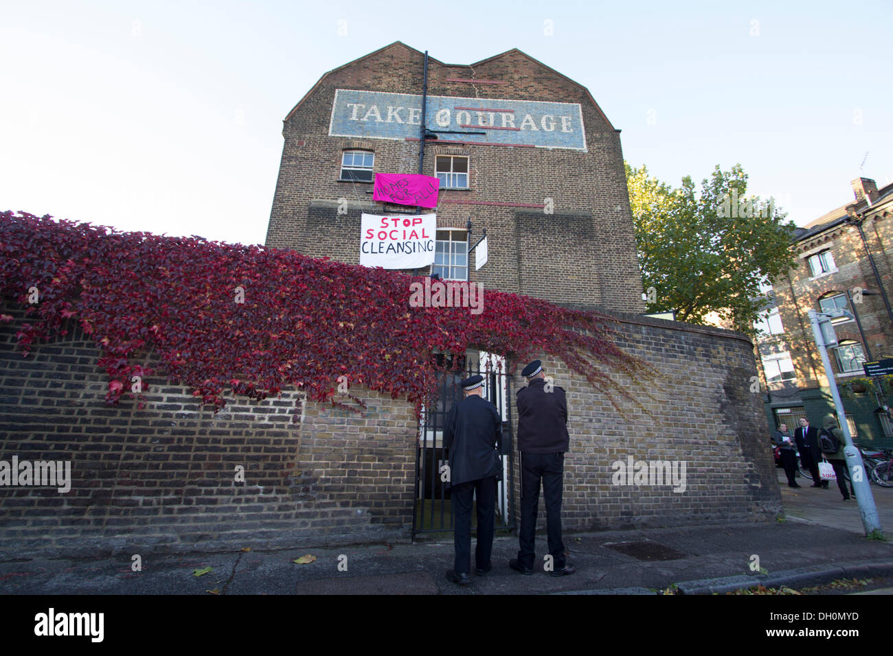 Southwark, UK. 28 Oct, 2013. Après le conseil de Southwark a vendu deux ancien conseil des maisons dans la rue Park aujourd'hui, les squatters se sont déplacés afin d'occuper les propriétés. Les lieux de Police Crédit : Chris Batson/Alamy Live News Banque D'Images