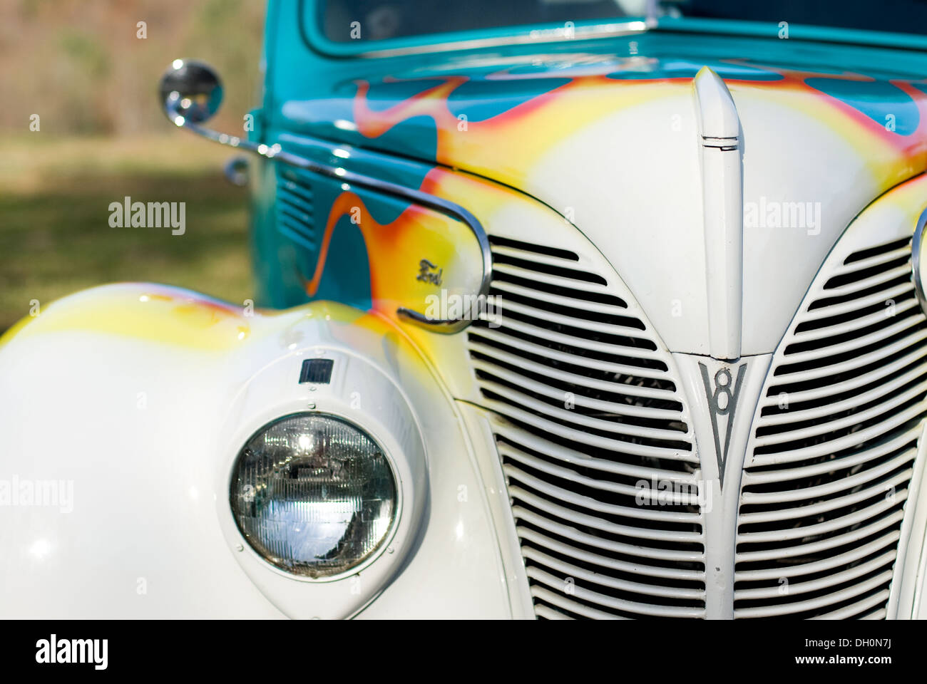 Un 1939 Ford V8 hot rod, blanc, avec des flammes et d'un corps bleu. Banque D'Images