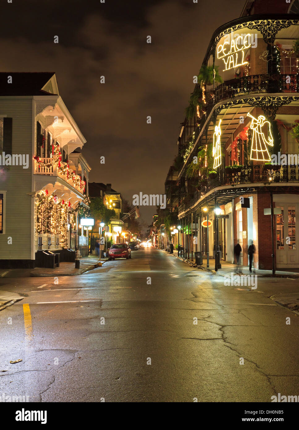 Les lumières de Noël sur l'angle de la rue Royale et Dumaine dans le quartier français de La Nouvelle-Orléans Banque D'Images