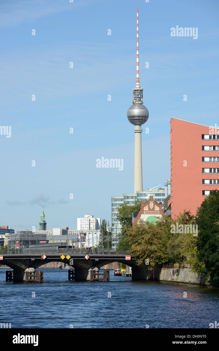 Berlin, vue à partir de la Spree avec tour de télévision. Allemagne Banque D'Images