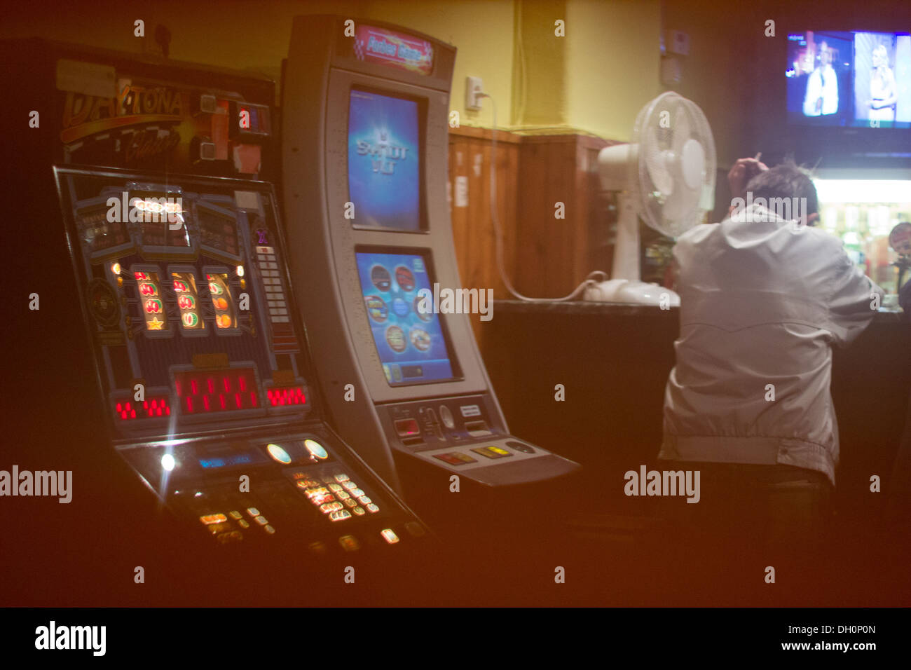 Un joueur de casino, République tchèque, pays avec la plus forte densité de machines de jeu Banque D'Images