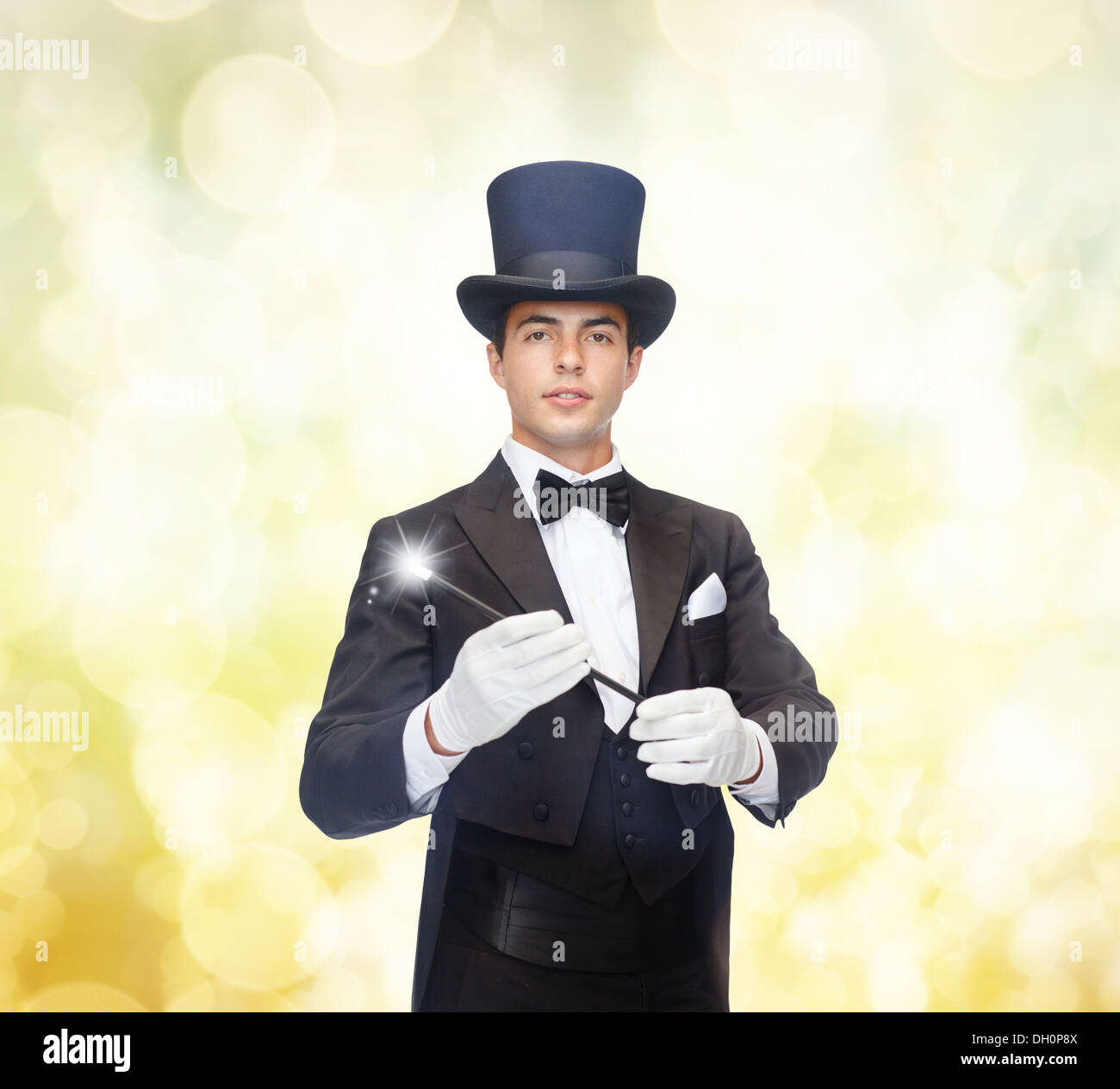 Magicien dans top hat avec Magic wand montrant trick Banque D'Images