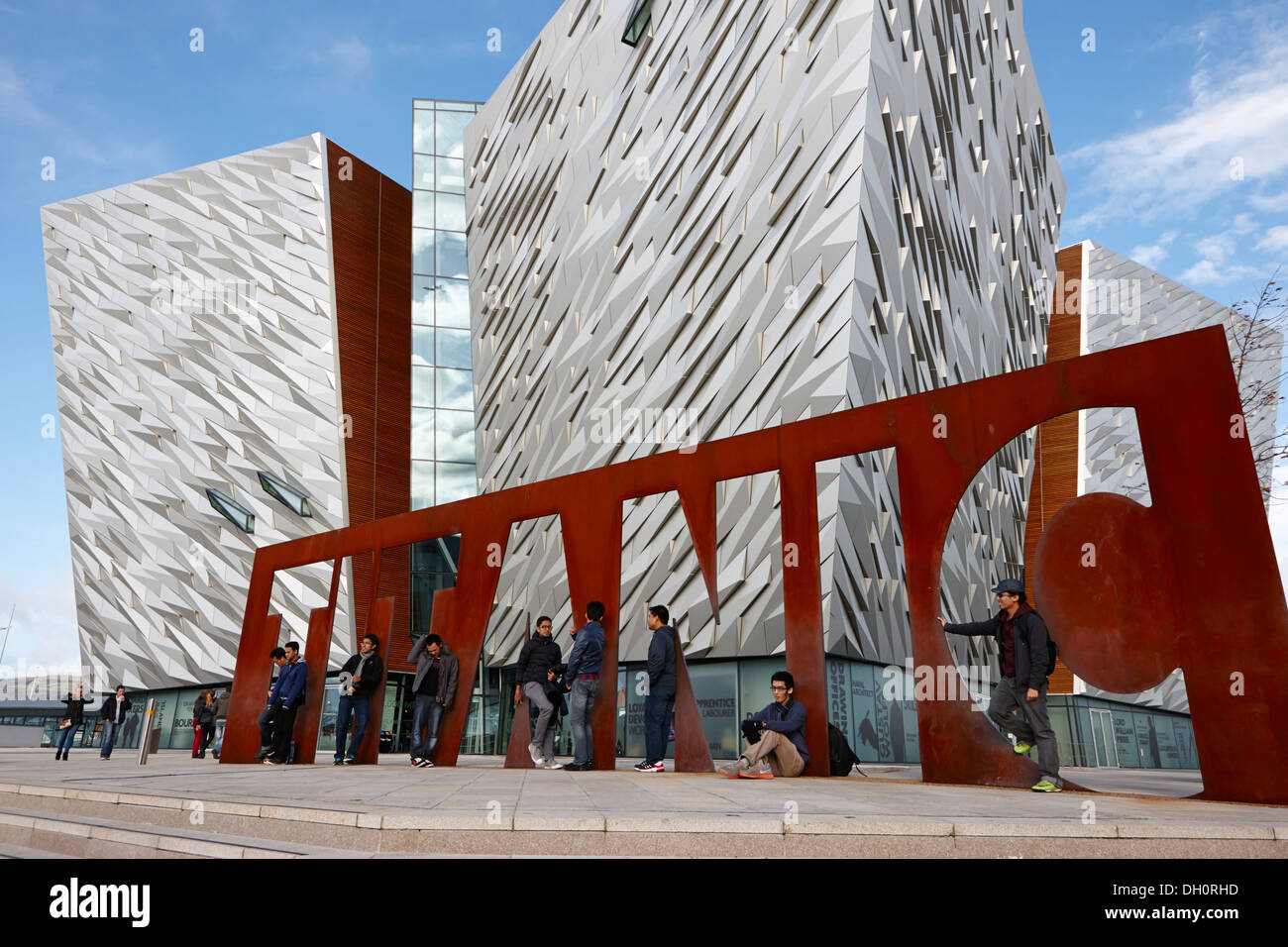 Les touristes du titanic Belfast Belfast titanic quarter centre d'Irlande du Nord Banque D'Images