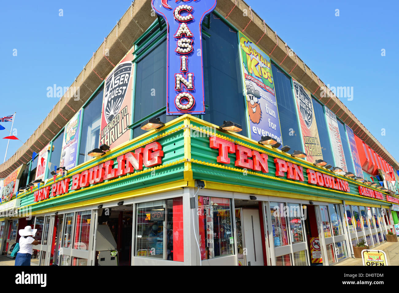 Casino et Bowling signe sur jetée de Skegness, Skegness, dans le Lincolnshire, Angleterre, Royaume-Uni Banque D'Images