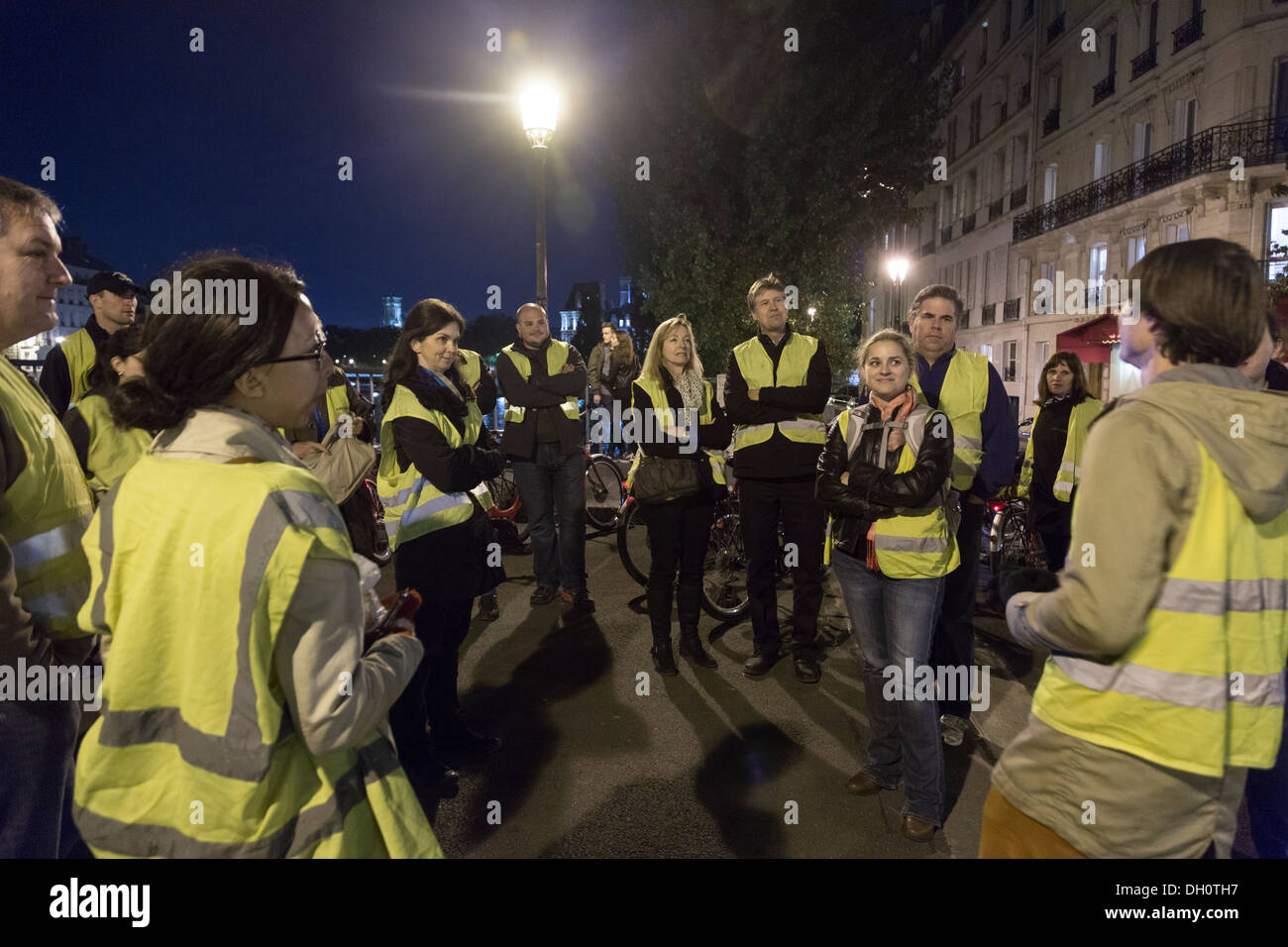 Les cyclistes à l'écoute de guide sur Fatbike bike tour, Paris, France Banque D'Images
