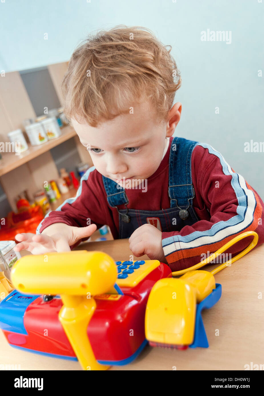 Garçon, 2, jouer avec la caisse d'une épicerie jouet Photo Stock - Alamy
