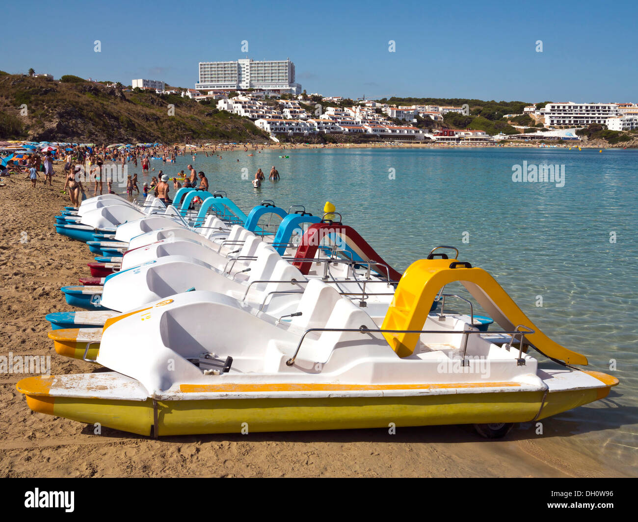 Pédalos sur la plage, Arenal d'en Castell, Menorca, Minorque Île du Nord, îles Baléares, Espagne, le sud de l'Europe Banque D'Images