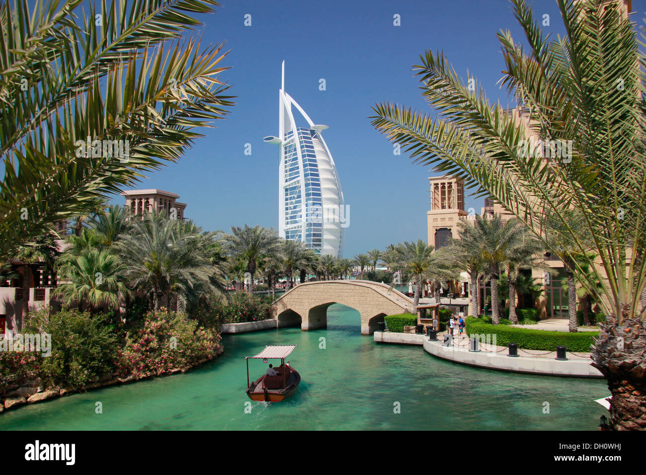 Canal d'eau à Madinat Jumeirah, Burj al Arab hotel de luxe à l'arrière, Burj Al Arab, Dubaï, Émirats Arabes Unis Banque D'Images