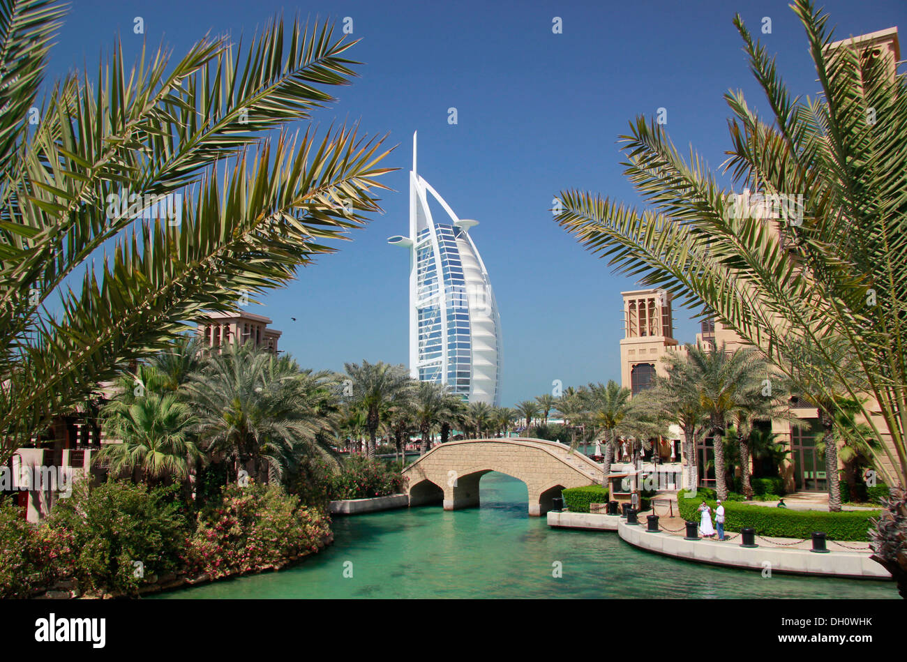 Canal d'eau à Madinat Jumeirah, Burj al Arab hotel de luxe à l'arrière, Burj Al Arab, Dubaï, Émirats Arabes Unis Banque D'Images