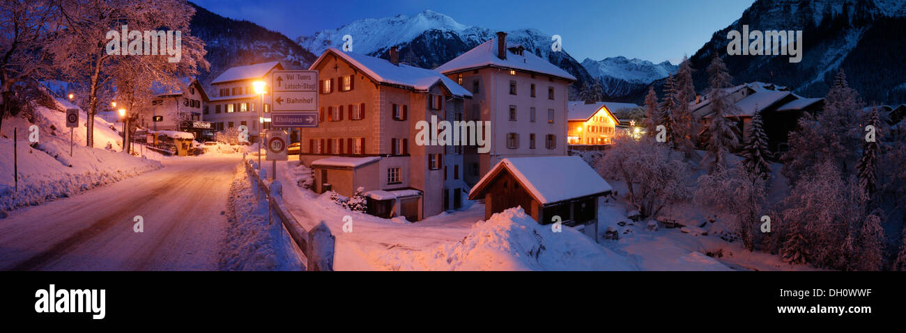 Panorama de la neige dans la soirée dans le village Berguen, Grisons, Suisse, Europe Banque D'Images